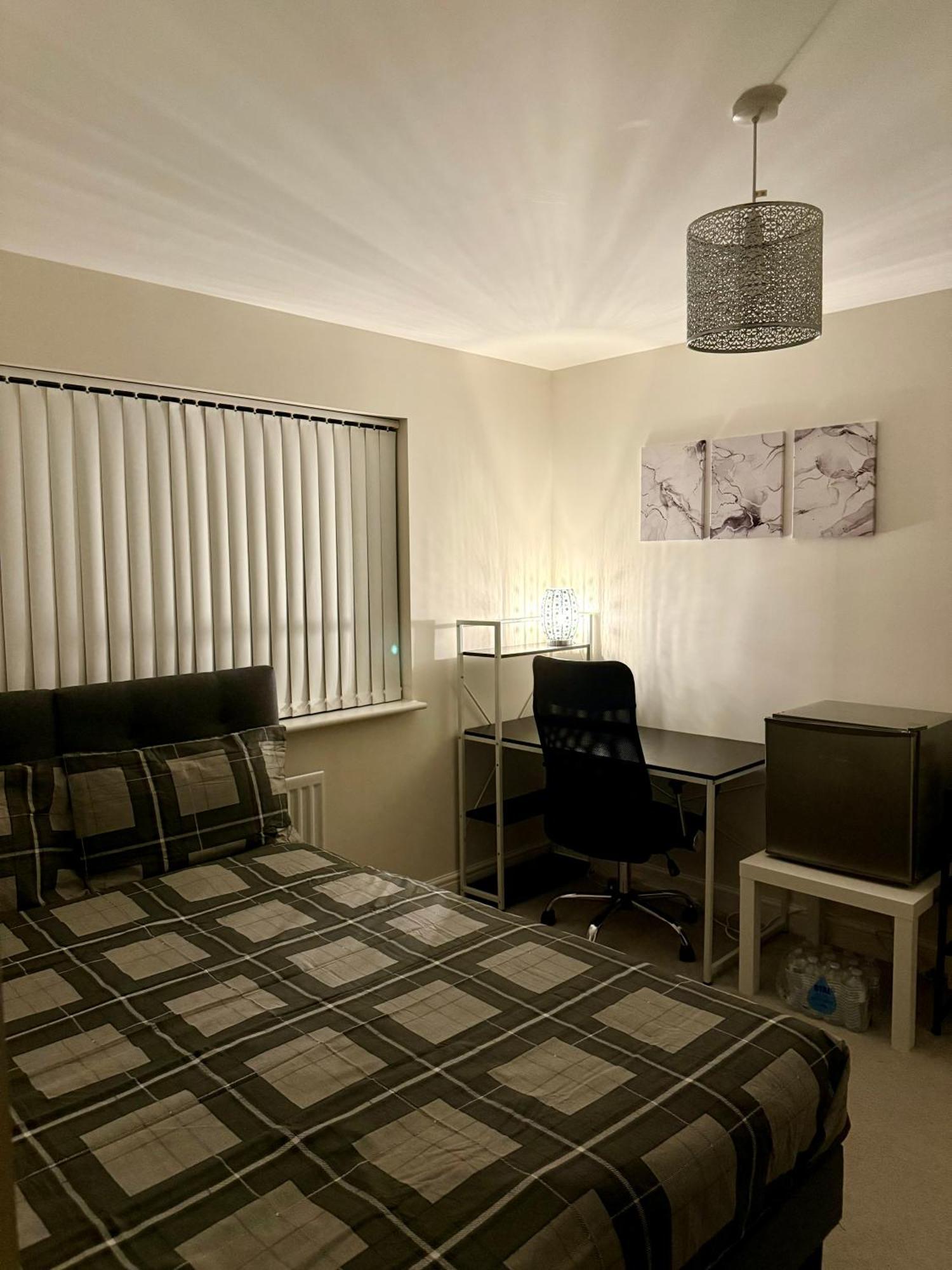 Large Double Room & Private Ensuite Bathroom, Badbury Park, Swindon, Near Great Western Hospital Zewnętrze zdjęcie