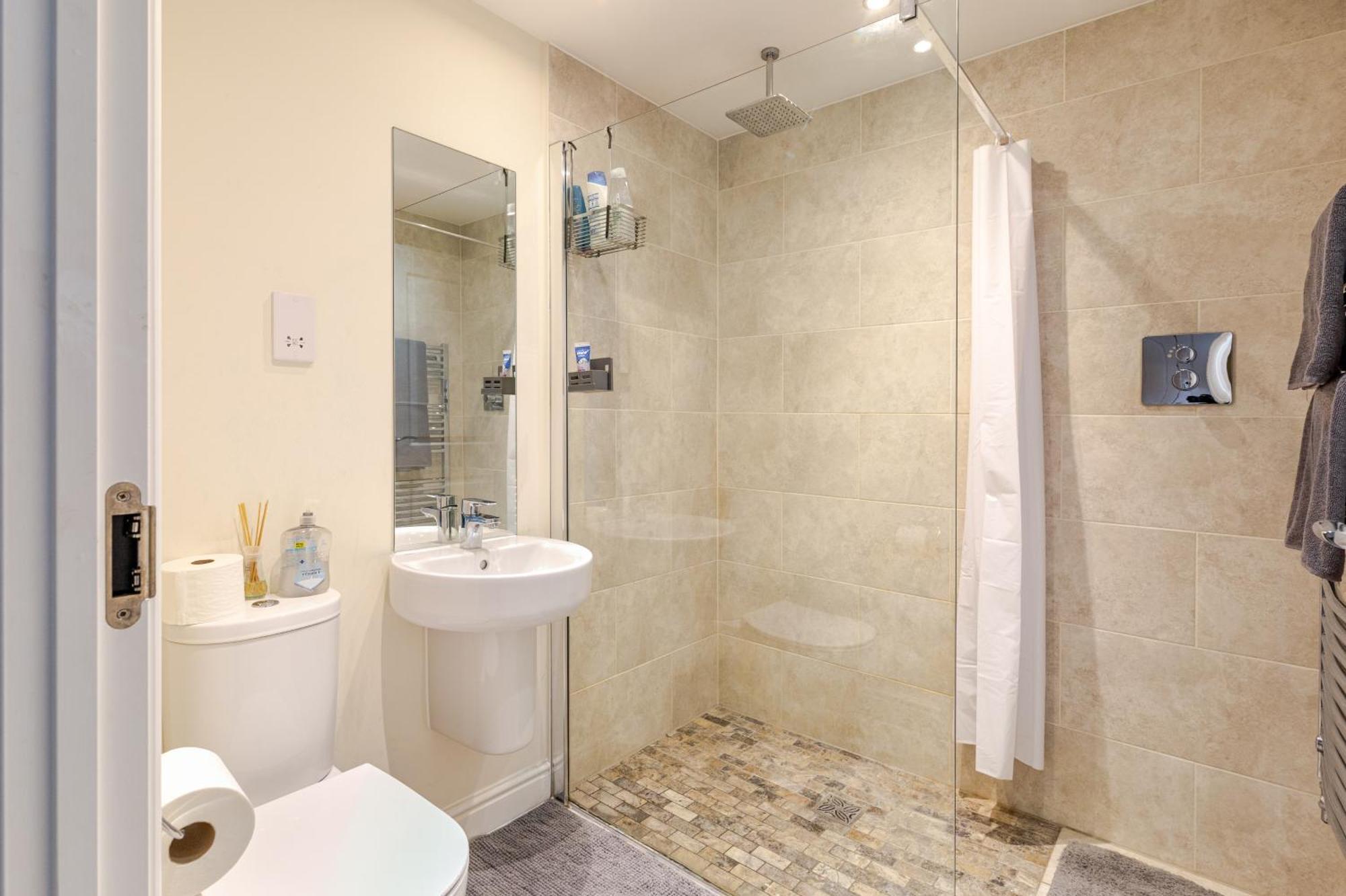 Large Double Room & Private Ensuite Bathroom, Badbury Park, Swindon, Near Great Western Hospital Zewnętrze zdjęcie